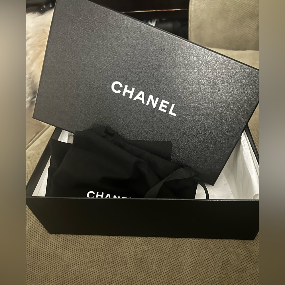 CHANEL Black Box with White Logo - Picture 11 of 11
